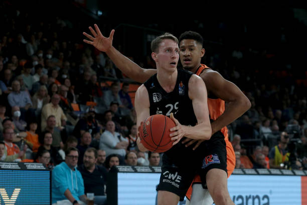 再次向我们 再次向我们